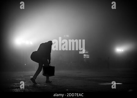 Brumeux matin à la gare de Varanasi, Uttar Pradesh, Inde Banque D'Images