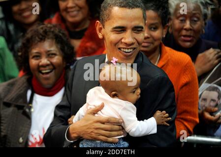 PAS DE FILM, PAS DE VIDÉO, PAS de télévision, PAS DE DOCUMENTAIRE - le candidat démocrate à la présidence Barack Obama tient le bébé de cinq mois Daryn Bailey Binns après un rassemblement au Palais des congrès de Columbia, SC, Etats-Unis le dimanche 20 janvier 2008. Photo de Gerry Melendez/The State/MCT/ABACAPRESS.COM Banque D'Images