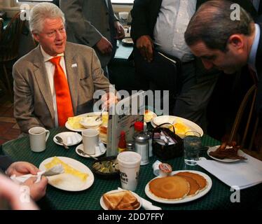 L'ancien président Bill Clinton aime prendre le petit déjeuner au Lizard's Thicket, où Clinton faisait campagne pour sa femme Hillary, à Columbia, SC, États-Unis, le 22 janvier 2008. Photo de Jeff Blake/The State/MCT/ABACAPRESS.COM
