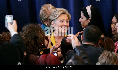 PAS DE FILM, PAS DE VIDÉO, PAS de TV, PAS DE DOCUMENTAIRE - Hillary Rodham Clinton, la sénatrice et candidate démocrate à la présidence de New York, salue ses partisans après avoir discuté de questions économiques à la chapelle Antisdel sur le campus de Benedict College à Columbia, en Caroline du Sud, le vendredi 25 janvier 2008. Photo d'Erik Campos/The State/MCT/ABACAPRESS.COM Banque D'Images