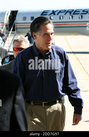 PAS DE FILM, PAS DE VIDÉO, PAS de TV, PAS DE DOCUMENTAIRE - Mitt Romney arrive pour un rassemblement d'aéroport à la veille de la primaire de Floride à l'aéroport international Orlando-Sanford à Sanford, FL, USA, le 28 janvier 2008. Romney était en vol dans tout l'État, avec des événements de rallye à West Palm Beach, ft. Myers, Sanford, Panama City et Jacksonville. Photo de Joe Burbank/Orlando Sentinel/MCT/ABACAPRESS.COM Banque D'Images