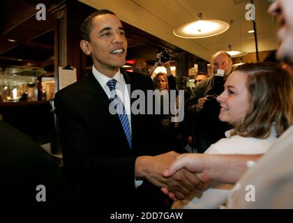 PAS DE FILM, PAS DE VIDÉO, PAS de télévision, PAS DE DOCUMENTAIRE - le sénateur Barack Obama (D-il), candidat démocrate à la présidence, accueille ses partisans au restaurant Harper à Five points, le samedi 26 janvier 2008, à Columbia, en Caroline du Sud. Photo d'Erik Campos/The State/MCT/ABACAPRESS.COM Banque D'Images