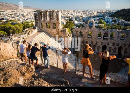 Touristes à l'Odéon de Herodes Atticus Theatre, près de l'Acropole, Athènes, région Attique, Grèce Banque D'Images