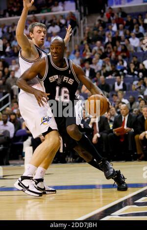 PAS DE FILM, PAS DE VIDÉO, PAS de TV, PAS DE DOCUMENTAIRE - San Antonio Spurss' Francisco Elson (16) conduit par Washington Wizardss' Oleksiy Pecherov (14) pendant le deuxième trimestre de l'action au Verizon Center à Washington, DC, Etats-Unis le 6 février 2008. San Antonio Spurs a gagné le jeu 85-77. Photo de Harry E. Walker/MCT/ABACAPRESS.COM Banque D'Images