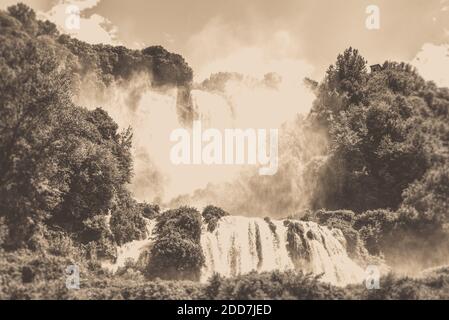 marmore cascade la plus haute d'europe pleine de sa beauté Banque D'Images