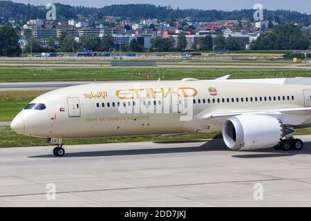 Zurich, Suisse - 22 juillet 2020 : Etihad Boeing 787-9 Dreamliner à l'aéroport de Zurich en Suisse. Boeing est une usine américaine d'avions Banque D'Images