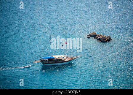 Bateau à voile Gulet dans la baie de Kekova, province d'Antalya, Lycia, Anatolie, Mer méditerranée, Turquie, Europe de l'est Banque D'Images