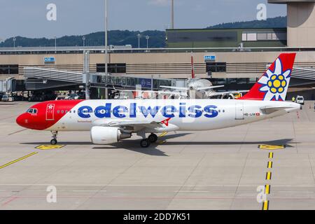 Zurich, Suisse - 22 juillet 2020 : avions Edelweiss Airbus A320 à l'aéroport de Zurich en Suisse. Airbus est une base européenne de constructeurs d'avions Banque D'Images