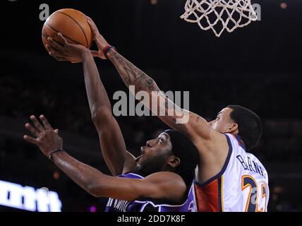 PAS DE FILM, PAS DE VIDÉO, PAS de TV, PAS DE DOCUMENTAIRE - Matt Barnes des Golden State Warriors (22) bloque un tir par John Salmons des Sacramento Kings dans le deuxième trimestre à l'Oracle Arena à Oakland, CA, Etats-Unis le 9 février 2008. Golden State Warriors a gagné le jeu 105-102. Photo de Jose Carlos Fajardo/Contra Costa Times/MCT/Cameleon/ABACAPRESS.COM Banque D'Images