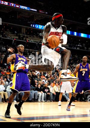 PAS DE FILM, PAS DE VIDÉO, PAS de TV, PAS DE DOCUMENTAIRE - Charlotte Bobcats avant Jason Richardson regarde passer le ballon à un coéquipier dans le quatrième trimestre contre les Los Angeles Lakers à Charlotte Bobcats Arena à Charlotte, NC, USA le 11 février 2008. Les Lakers ont battu les Bobcats, 106-97. Photo de Yalonda M. James/Charlotte observer/MCT/Cameleon/ABACAPRESS.COM Banque D'Images