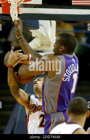 PAS DE FILM, PAS DE VIDÉO, PAS de TV, PAS DE DOCUMENTAIRE - Matt Barnes, à gauche des Golden State Warriors, et Amare Stoudemire de Phoenix Suns se battent pour un rebond pendant la première moitié à l'Oracle Arena à Oakland, CA, Etats-Unis le 13 février 2008. Golden State Warriors a gagné le jeu 120-118. Photo de Ray Chavez/Oakland Tribune/MCT/Cameleon/ABACAPRESS.COM Banque D'Images