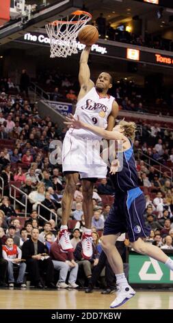 PAS DE FILM, PAS DE VIDÉO, PAS de TV, PAS DE DOCUMENTAIRE - le Philadelphia 76ers Andre Iguodala se déchore, et se fait fouillé par le Dirk Nowitzki de Mavericks de Dallas, pendant l'action de jeu au Wachovia Center à Philadelphie, PA, USA le 11,2008 février. Philadelphie 76ers a gagné le match 84-76. Photo de Ron Cortes/Philadelphia Inquirer/MCT/Cameleon/ABACAPRESS.COM Banque D'Images