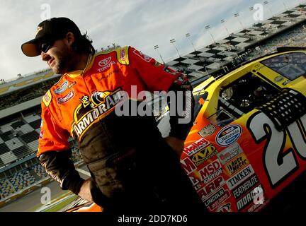 PAS DE FILM, PAS DE VIDÉO, PAS de TV, PAS DE DOCUMENTAIRE - le pilote de la série nationale NASCAR Tony Stewart se tient sur la piste avec sa voiture après s'être qualifié pour le Camping World 300 au Daytona International Speedway à Daytona Beach, FL, USA le 15 février 2008. Photo de Jeff Siner/Charlotte observer/MCT/Cameleon/ABACAPRESS.COM Banque D'Images