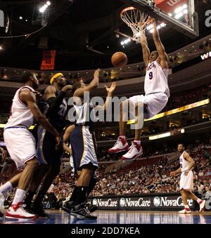 PAS DE FILM, PAS DE VIDÉO, PAS de TV, PAS DE DOCUMENTAIRE - Philadelphia 76ers' Andre Iguodala dunks sur Memphis Grizzlies Hakim Warrick et Kyle Lowry (à droite) au Wachovia Center à Philadelphie, PA, Etats-Unis le 13 février 2008. Philadelphie 76ers a gagné le match 102-88. Photo de Ron Cortes/Philadelphia Inquirer/MCT/Cameleon/ABACAPRESS.COM Banque D'Images