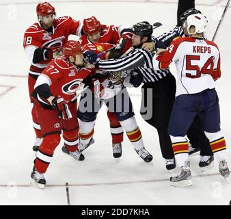 PAS DE FILM, PAS DE VIDÉO, PAS de TV, PAS DE DOCUMENTAIRE - Florida Panthers Gregory Campbell (11) attaque Carolina Hurricaness' Joe Corvo (77) après que Corvo l'a enregistré dans les conseils d'administration pendant la deuxième période d'action au RBC Center à Raleigh, NC, USA le 16 février 2008. Les Canes ont battu les Panthers 5-4. Photo de Chris Seward/Raleigh News & observer/MCT/Cameleon/ABACAPRESS.COM Banque D'Images