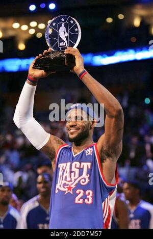 PAS DE FILM, PAS DE VIDÉO, PAS de télévision, PAS DE DOCUMENTAIRE - LeBron James des Cleveland cavaliers hait le trophée MVP après le match NBA All-Star à la New Orleans Arena à la Nouvelle-Orléans, LA, Etats-Unis le 17 février 2008. L'est toutes les étoiles a battu l'Ouest toutes les étoiles 134-128. Photo de Phil Maturzo/Akron Beacon Journal/MCT/Cameleon/ABACAPRESS.COM Banque D'Images