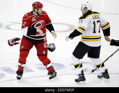 Tim Gleason (42) des Hurricanes de Caroline et Milan Lucic (17) des Bruins de Boston tombent les gants alors qu'ils se préparent à les faire sortir dans les dernières minutes de la troisième période au RBC Center de Raleigh, NC, USA, le 19 février 2008. Les Bruins ont battu les ouragans en heures supplémentaires, 3-2. Photo de Chris Seward/Raleigh News & observer/MCT/Cameleon/ABACAPRESS.COM Banque D'Images