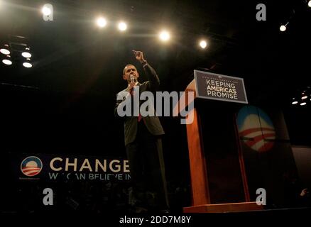 PAS DE FILM, PAS DE VIDÉO, PAS de TV, PAS DE DOCUMENTAIRE - le sénateur démocrate à l'espoir présidentiel Barack Obama (D-il) parle à ses partisans lors d'un arrêt de campagne au John S. Knight Center, le samedi 23 février 2008, à Akron, OH, Etats-Unis. Photo de Ken Love/Akron Beacon Journal/MCT/ABACAPRESS.COM Banque D'Images