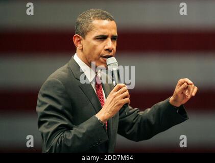 PAS DE FILM, PAS DE VIDÉO, PAS de TV, PAS DE DOCUMENTAIRE - le sénateur démocrate à l'espoir présidentiel Barack Obama (D-il) parle à ses partisans lors d'un arrêt de campagne au John S. Knight Center, le samedi 23 février 2008, à Akron, OH, Etats-Unis. Photo de Ken Love/Akron Beacon Journal/MCT/ABACAPRESS.COM Banque D'Images