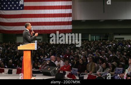 PAS DE FILM, PAS DE VIDÉO, PAS de TV, PAS DE DOCUMENTAIRE - le sénateur démocrate à l'espoir présidentiel Barack Obama (D-il) parle à ses partisans lors d'un arrêt de campagne au John S. Knight Center, le samedi 23 février 2008, à Akron, OH, Etats-Unis. Photo de Ken Love/Akron Beacon Journal/MCT/ABACAPRESS.COM Banque D'Images