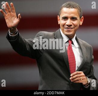 PAS DE FILM, PAS DE VIDÉO, PAS de TV, PAS DE DOCUMENTAIRE - le sénateur démocrate à l'espoir présidentiel Barack Obama (D-il) fait des vagues aux partisans lors d'un arrêt de campagne au John S. Knight Center, le samedi 23 février 2008, à Akron, OH, Etats-Unis. Photo de Ken Love/Akron Beacon Journal/MCT/ABACAPRESS.COM Banque D'Images