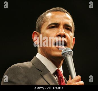 PAS DE FILM, PAS DE VIDÉO, PAS de TV, PAS DE DOCUMENTAIRE - le sénateur démocrate à l'espoir présidentiel Barack Obama (D-il) parle à ses partisans lors d'un arrêt de campagne au John S. Knight Center, le samedi 23 février 2008, à Akron, OH, Etats-Unis. Photo de Ken Love/Akron Beacon Journal/MCT/ABACAPRESS.COM Banque D'Images