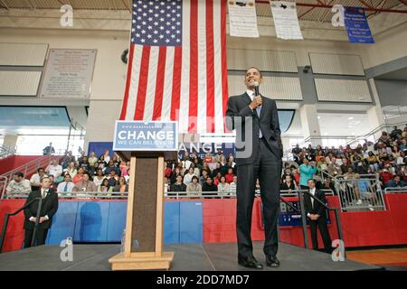 PAS DE FILM, PAS DE VIDÉO, PAS de TV, PAS DE DOCUMENTAIRE - le sénateur démocrate à l'espoir présidentiel Barack Obama parle lors de sa réunion de la mairie de « Stand for change » à Duncanville, Texas, le mercredi 27 février 2008. Photo de Darrell Byers/fort Worth Star-Telegram/MCT/ABACAPRESS.COM Banque D'Images