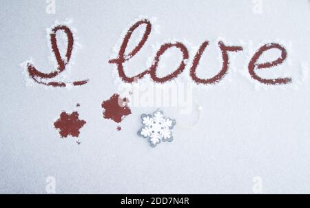 L'inscription sur la table enneigée - j'aime la neige. Banque D'Images