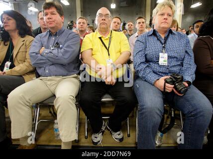 PAS DE FILM, PAS DE VIDÉO, PAS de télévision, PAS DE DOCUMENTAIRE - Pat Merill, partisan de McCain, de Rowlett (au centre, chemise jaune), assiste à la manifestation privée du candidat républicain à la présidence, le sénateur John McCain (R-AZ), à Texas instruments, à Richardson, TX, États-Unis, le 28 février 2008. Photo de Stewart F. House/fort Worth Star-Telegram/MCT/ABACAPRESS.COM Banque D'Images