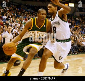 PAS DE FILM, PAS DE VIDÉO, PAS de télévision, PAS DE DOCUMENTAIRE - le Seattle SuperSonics Kevin durant (35) conduit autour de Mnnesota Timberwolves défenseur Ryan Gomes (8) pendant la deuxième moitié de l'action au centre Target à MNrnneapolis, MN, USA le 2 mars 2008. Les Sonics ont vaincu les Timberwolves, 111-108. Photo de Joel Koyama/Mnneapolis Star Tribune/MCT/Cameleon/ABACAPRESS.COM Banque D'Images