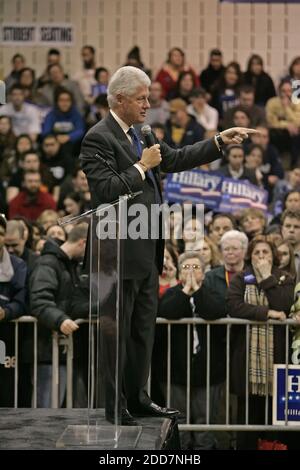 PAS DE FILM, PAS DE VIDÉO, PAS de TV, PAS DE DOCUMENTAIRE - l'ancien président Bill Clinton donne un discours alors qu'il fait campagne pour sa femme, candidate démocrate à la présidence la sénatrice Hillary Clinton, le 7 mars 2008, sur le campus de Penn State Brandywine dans Media, PA, USA. Photo de Michael Bryant/Philadelphia Inquirer/MCT/ABACAPRESS.COM Banque D'Images