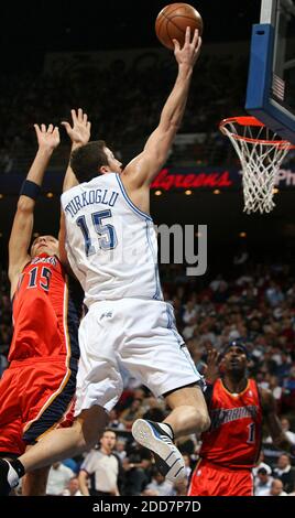 Le 15 mars 2008, Hedo Turkoglu (8), un avant-scène de la magie d'Orlando, passe devant le Golden State Warriors Center Andris Biedrins pour un score lors de l'action au Amway Arena d'Orlando, en Floride, aux États-Unis. Golden State Warriors a gagné 104-95. Photo de Stephen M. Dowell/Orlando Sentinel/MCT/Cameleon/ABACAPRESS.COM Banque D'Images