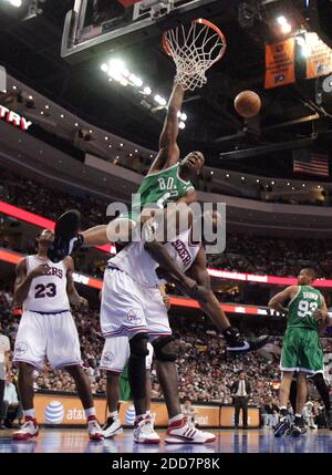 PAS DE FILM, PAS DE VIDÉO, PAS de TV, PAS DE DOCUMENTAIRE - Leon Powe des Boston Celtics monte pour une punk sur le Samuel Dalembert des 76ers de Philadelphie pendant l'action de jeu au Wachovia Center à Philadelphie, PA, USA le 10 mars 2008. Boston Celtics a gagné 100-85. Photo de Jerry Lodriguss/Philadelphia Inquirer/MCT/Cameleon/ABACAPRESS.COM Banque D'Images