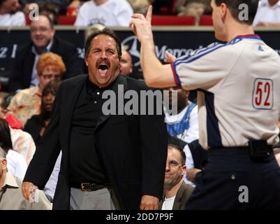 Stan Van Gundy, entraîneur en chef d'Orlando Magic, crie au responsable du jeu Pat Fraher (52) lors d'une action contre les Golden State Warriors à l'Amway Arena d'Orlando, FL, États-Unis, le 8 mars 2008. Golden State Warriors a gagné 104-95. Photo de Stephen M. Dowell/Orlando Sentinel/MCT/Cameleon/ABACAPRESS.COM Banque D'Images
