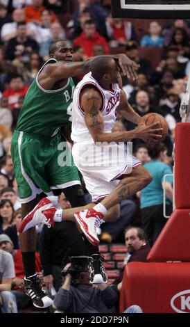 PAS DE FILM, PAS DE VIDÉO, PAS de TV, PAS DE DOCUMENTAIRE - Kendrick Perkins (à gauche) des Boston Celtics fout Andre Iguodala des 76ers de Philadelphie pendant l'action de jeu au Wachovia Center à Philadelphie, PA, USA le 10 mars 2008. Boston Celtics a gagné 100-85. Photo de Jerry Lodriguss/Philadelphia Inquirer/MCT/Cameleon/ABACAPRESS.COM Banque D'Images