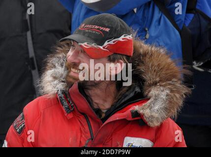 PAS DE FILM, PAS DE VIDÉO, PAS de TV, PAS DE DOCUMENTAIRE - le chien de traîneau Iditarod, son lance Mackey a été deuxième dans le point de contrôle d'Unalakleet au village de Bering Sea en Alaska le 9 mars 2008. Photo de Bob Hallinen/Anchorage Daily News/MCT/Cameleon/ABACAPRESS.COM Banque D'Images