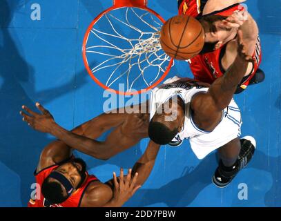 Orlando Magic Center Dwight Howard (au centre) Golden State Warriors garde le Baron Davis (à gauche) et le Warriors Center Andris Biedrins se battent pour le ballon lors du match à l'Amway Arena d'Orlando, FL, États-Unis, le 8 mars 2008. Golden State Warriors a gagné 104-95. Photo de Stephen M. Dowell/Orlando Sentinel/MCT/Cameleon/ABACAPRESS.COM Banque D'Images