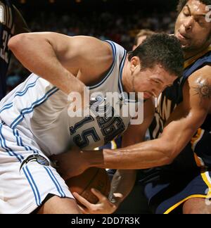 PAS DE FILM, PAS DE VIDÉO, PAS de TV, PAS DE DOCUMENTAIRE - Orlando Magic Forward Hedo Turkoglu (15) combat l'Indiana Pacers centre David Harrison pour le ballon pendant l'action de jeu à Amway Arena à Orlando, FL, USA le 15 mars 2008. Orlando Magic a gagné le jeu 122-111. Photo de Stephen M. Dowell/Orlando Sentinel/MCT/Cameleon/ABACAPRESS.COM Banque D'Images