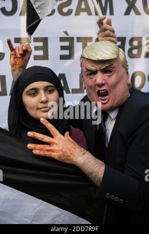 Mask of Donald Trump à Paris le 15 mai 2018, pour protester contre le meurtre, la veille, de 59 Palestiniens dans des affrontements et des manifestations, le même jour que les États-Unis ont officiellement déplacé leur ambassade en Israël à Jérusalem de tel Aviv au mépris de l'indignation internationale. Photo de Raphaël Lafargue/ABACAPRESS.COM Banque D'Images