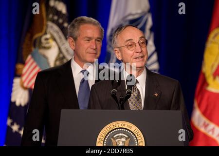 PAS DE FILM, PAS DE VIDÉO, PAS de télévision, PAS DE DOCUMENTAIRE - le secrétaire adjoint à la Défense Gordon England présente le président George W. Bush à l'occasion du cinquième anniversaire de l'invasion américaine en Irak au Pentagone à Arlington, va, USA, le 19 mars 2008. Photo de Chuck Kennedy/MCT/ABACAPRESS.COM Banque D'Images