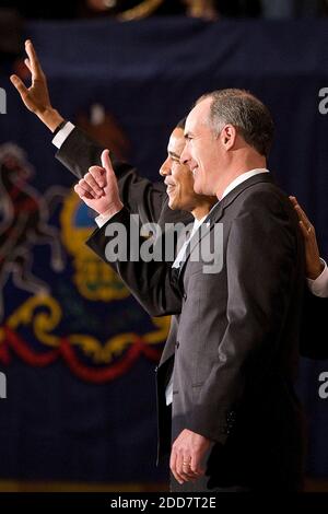 PAS DE FILM, PAS DE VIDÉO, PAS de TV, PAS DE DOCUMENTAIRE - démocrate Président espoir Sense Barack Obama D-Ill., à gauche, rit avec le sénateur Bob Casey Jr., D-Pa., au Musée des soldats et marins et Memorial à Pittsburgh, Pennsylvanie, Etats-Unis le 28 mars 2008. Photo de Chuck Kennedy/MCT/ABACAPRESS.COM Banque D'Images