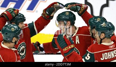 PAS DE FILM, PAS DE VIDÉO, PAS de télévision, PAS DE DOCUMENTAIRE - Mikko Koivu (au centre) de Minnesota Wild a célébré son premier but de période avec ses coéquipiers contre les Canucks de Vancouver au Xcel Energy Center de St. Paul, Minnesota, USA le 28 mars 2008. Minnesota Wild a gagné 4-0. Photo de Bruce Bisping/Minneapolis Star Tribune/MCT/Cameleon/ABACAPRESS.COM Banque D'Images