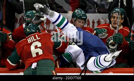 PAS DE FILM, PAS DE VIDÉO, PAS de télévision, PAS DE DOCUMENTAIRE - Sean Hill de Minnesota Wild place Jeff Cowan des Canucks de Vancouver dans la boîte sauvage lors de la première période d'action au Xcel Energy Center de St. Paul, Minnesota, États-Unis le 28 mars 2008. Minnesota Wild a gagné 4-0. Photo de Bruce Bisping/Minneapolis Star Tribune/MCT/Cameleon/ABACAPRESS.COM Banque D'Images