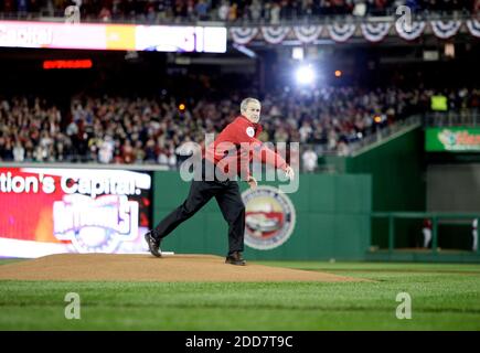 PAS DE FILM, PAS DE VIDÉO, PAS de télévision, PAS DE DOCUMENTAIRE - le président George W. Bush lance le premier terrain avant le début de la saison nationale de Washington ouvre-domicile contre les Braves d'Atlanta au nouveau stade national de Washington, DC, USA le 30 mars 2008. Photo de Chuck Kennedy/MCT/Cameleon/ABACAPRESS.COM Banque D'Images