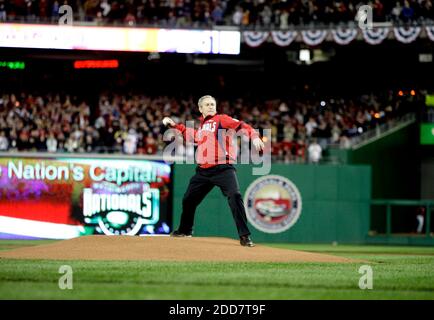 PAS DE FILM, PAS DE VIDÉO, PAS de télévision, PAS DE DOCUMENTAIRE - le président George W. Bush lance le premier terrain avant le début de la saison nationale de Washington ouvre-domicile contre les Braves d'Atlanta au nouveau stade national de Washington, DC, USA le 30 mars 2008. Photo de Chuck Kennedy/MCT/Cameleon/ABACAPRESS.COM Banque D'Images