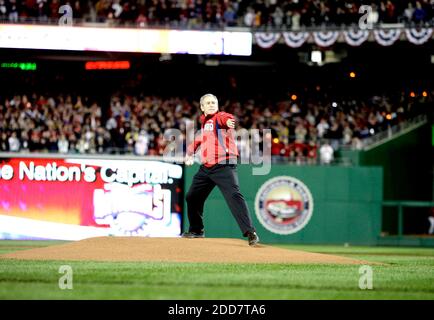 PAS DE FILM, PAS DE VIDÉO, PAS de télévision, PAS DE DOCUMENTAIRE - le président George W. Bush lance le premier terrain avant le début de la saison nationale de Washington ouvre-domicile contre les Braves d'Atlanta au nouveau stade national de Washington, DC, USA le 30 mars 2008. Photo de Chuck Kennedy/MCT/Cameleon/ABACAPRESS.COM Banque D'Images