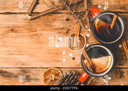 Fond de vin chaud. Une boisson chaude de Noël à base de vin rouge, d'épices et d'agrumes. Banque D'Images