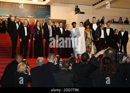 Le producteur Simon Emanuel, l'acteur Joonas Suotamo, l'actrice Thandie Newton, l'acteur Woody Harrelson, le réalisateur Ron Howard, l'actrice Emilia Clarke, l'acteur Alden Ehrenreich, l'acteur Donald Glover, Chewbacca, l'acteur Paul Bettany et l'actrice Phoebe Waller-Bridge qui assistaient à la projection de 'solo: A Star Wars Story' lors du 71e Festival annuel de Cannes au Palais des Festivals le 15 mai 2018 à Cannes, France. Photo de David Boyer/ABACAPRESS.COM Banque D'Images