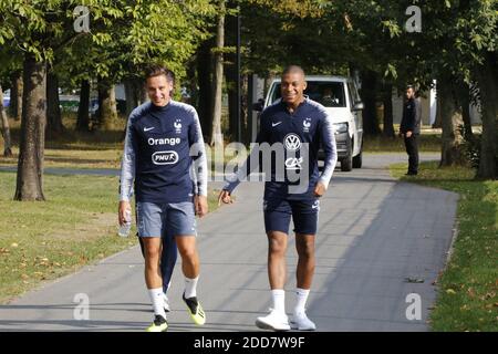 Florian Thauvin, Benjamin Mendy et Kylian Mbappe arrivent pour une session de formation au Centre d'apprentissage de l'équipe nationale française de football à Clairefontaine-en-Yvelines, en France, le 3 septembre 2018. Photo de Henri Szwarc/ABACAPRESS.COM Banque D'Images