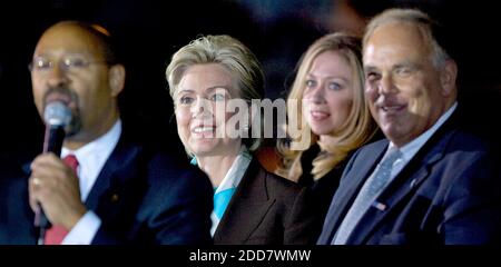 PAS DE FILM, PAS DE VIDÉO, PAS de TV, PAS DE DOCUMENTAIRE - (G-D) le maire de Philadelphie Michael Nutter, la sénatrice démocrate de New York pleine d'espoir Hillary Clinton, la fille Chelsea Clinton et le gouverneur de Pennsylvanie Ed Rendell lors d'un rassemblement de bloc parti pour Clinton à Philadelphie, PA, Etats-Unis, le jeudi 17 avril 2008. Photo de John Costello/Philadelphia Inquirer/MCT/ABACAPRESS.COM Banque D'Images